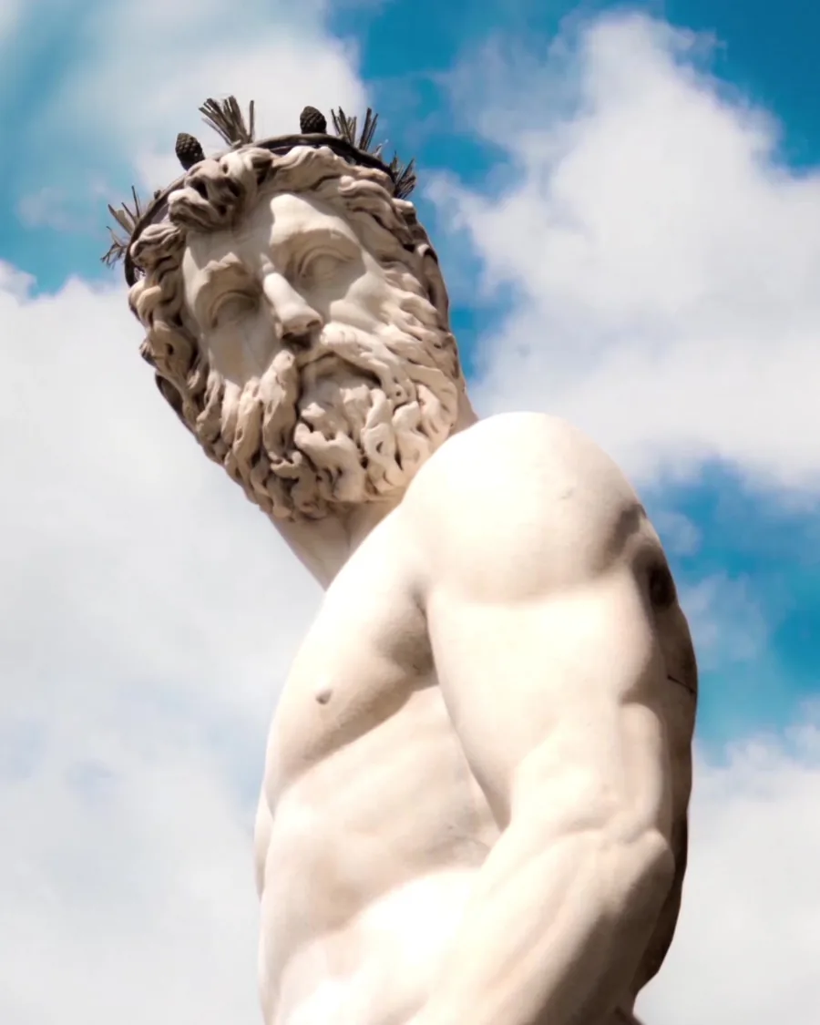Griechische Statue vor blauem Himmel — Vaporwave-Bildsprache von Omnino
